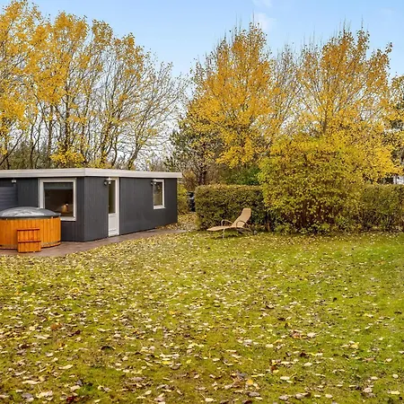 Cozy With A Wilderness Bath And Covered Terrace Feriehus