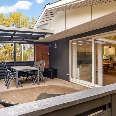 Cozy With A Wilderness Bath And Covered Terrace * Sindrup
