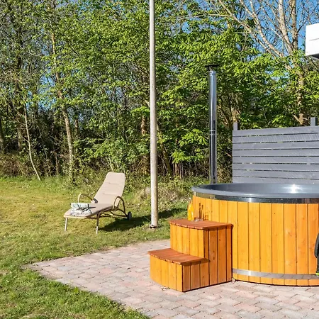 Cozy With A Wilderness Bath And Covered Terrace *
